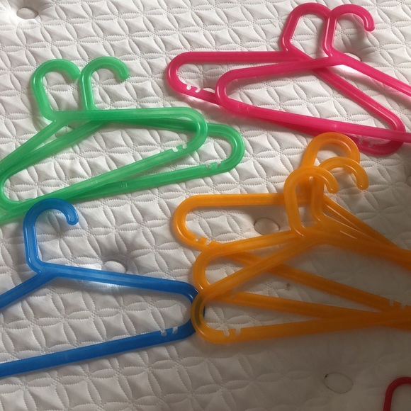 🐝5/$25🐝 set of kid’s colorful plastic hangers - Picture 2 of 2